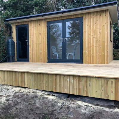 A bespoke garden cabin and deck built by Harbour Building, Bournemouth